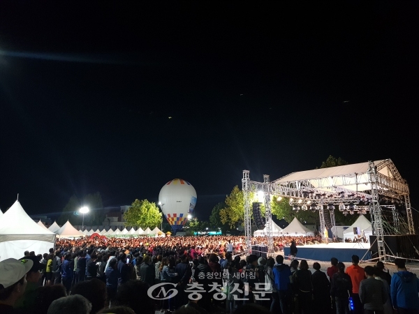 제천한방엑스포공원 주무대에서 가수들의 공연이 펼쳐지고 있다. (사진=제천시 제공)