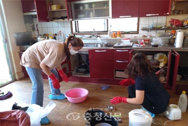 2인 1조의 멘토가 함께 수혜자 가구를 방문해 청소 지원하는 모습.