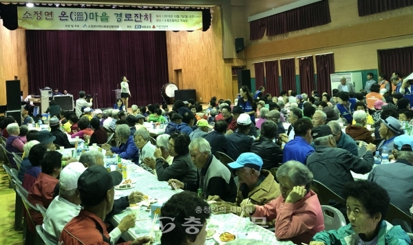 KCC세종공장이 소정면지역사회보장협의체와 함께 7일 지역 어르신 400여 명을 초청, 경로잔치를 개최했다.(사진=세종시 제공)