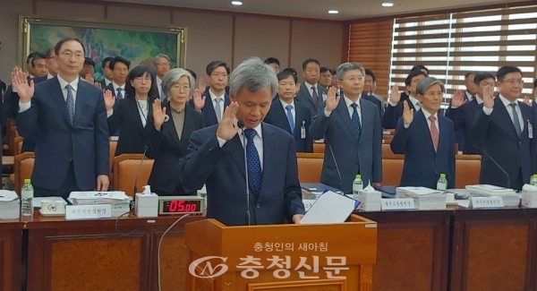 8일 대전고등법원에서 열린 국정감사에서 조해현 대전고등법원장이 선서를 하고 있다. (사진=이성현 기자)