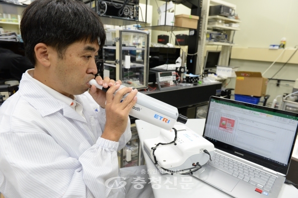 한국전자통신연구원(ETRI)은 날숨을 통해 폐 속 암세포가 만드는 휘발성유기화합물을 감지하는 센서와 이로부터 얻은 데이터를 통해 폐암 환자를 판별하는 기계학습 알고리즘 기술을 개발했다. (사진=ETRI)