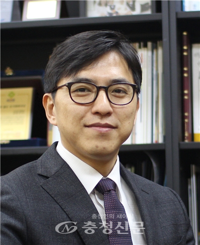 KAIST 화학과 김현우 교수 연구팀이 핵자기공명 분광분석기를 통해 알코올 화합물의 광학활성을 간단히 분석할 수 있는 기술을 개발했다. (사진=카이스트)