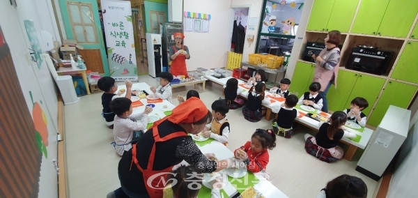 제천 의림어린이집 원아 18명이 바른 식생활교육에 참여해 즐거운 시간을 보내고 있다. (사진=제천농업기술센터 제공)