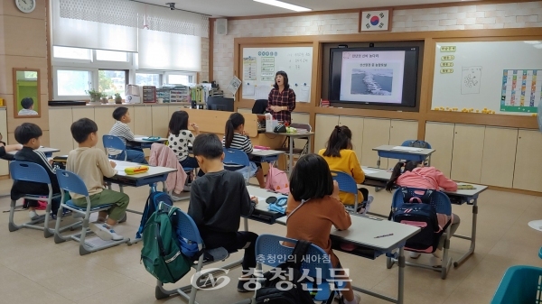 진천 문상초등학교에서 문화해설사의 도란도란 역사 속 이야기 수업이 진행되고 있다. (사진=문상초등학교 제공)