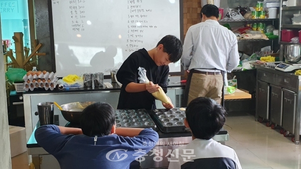 레시피노트에서 진천 문백초 학생들이 마들렌과 쿠키를 만들고 있다. (사진=문백초등학교 제공)