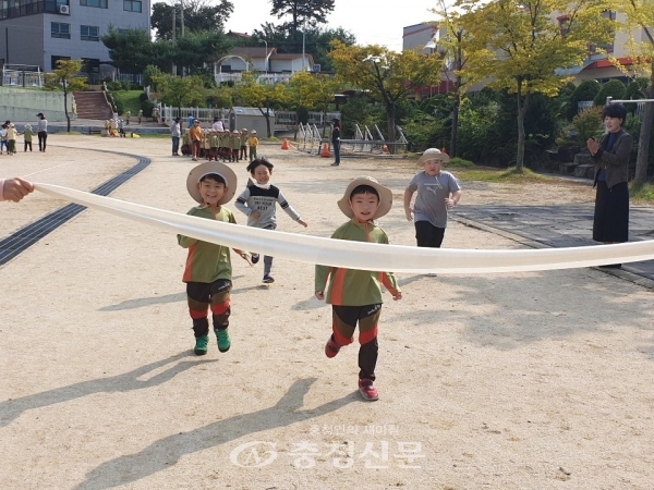 삼양유치원 유아들이 달리기를 하고 있는 모습.