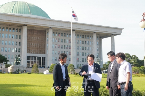 지난 9월 19일 국회를 방문한 오세현 아산시장과 관계자(사진=아산시 제공)