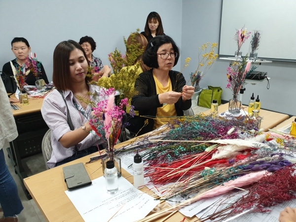 10일 진천군 보건소는 보듬아동가족통합지원센터에서 꽃과 향기를 이용한 ‘장애아동 부모 힐링교실’을 운영했다. (사진=진천군 보건소 제공)