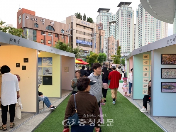 시민들이 대전문화재단 대전 아트 플러스, 대전청년작가장터를 둘러보고 있다.(사진=대전문화재단 제공)