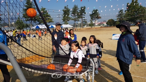 11일 진천 학성초등학교는 학생·학부모·교사·지역주민이 함께 어우러지는 ‘학성 숲 속 행복축제’를 열었다. (사진=학성초등학교 제공)