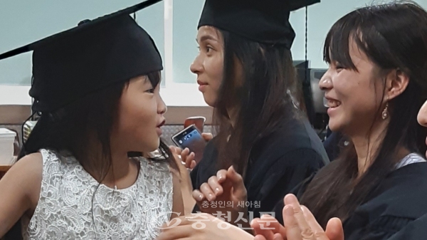 지난달 7일 음성군건강가정다문화가족지원센터 금왕분소에서 열린 다문화엄마학교 1기 졸업식에 참석한 졸업생이 딸에게 학사모를 씌워주고 있다.
