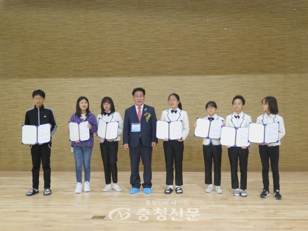 진천 상신초 장보선 총동문회장이 6학년 학생들에게 후배 사랑 장학금을 전달하고 기념 촬영을 하고 있다. (사진=상신초등학교 제공)