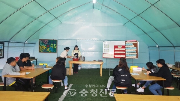 15일 진천군농업기술센터는 성암초 학생들을 대상으로 농촌문화체험농장 운영실습 교육을 진행했다. (사진=진천군농업기술센터 제공)