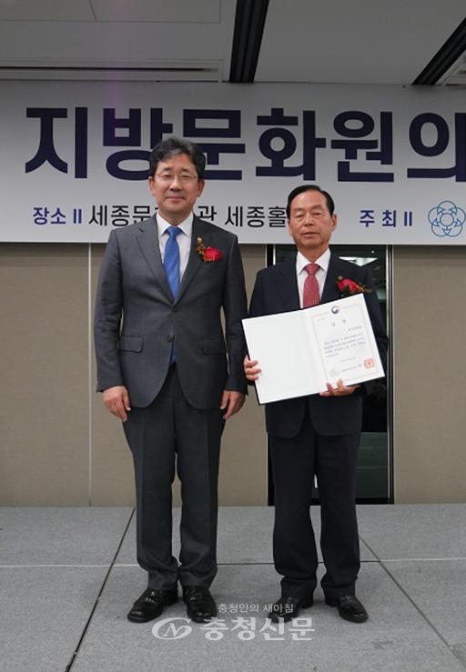 박양후 문화체육관광부장관(왼쪽)과 김시운 예산문화원장의 기념촬영 모습.