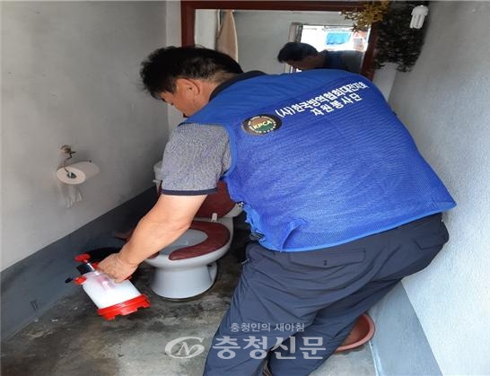 한국방역협회 대전지회가 15일 보훈가족 댁 화장실 방역을 실시하고 있다. (사진=보훈청 제공)