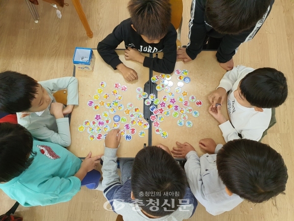 14일 진천 금구초는 올해 처음 전교생을 대상으로 수학 꿈나무 쑥쑥 보드 게임대회를 개최했다. (사진=금구초등학교 제공)