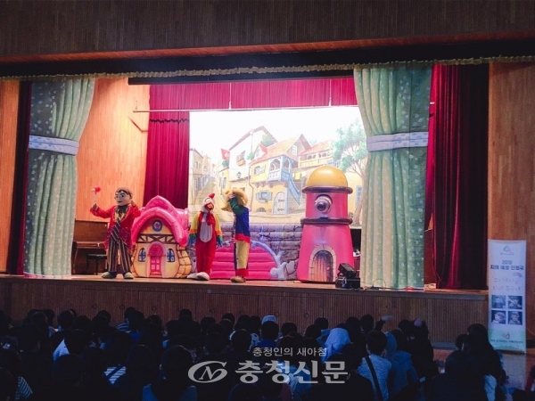 15일 판암초에서 실시된 무지개마을 치매특공대 인형극 상영 모습.(사진=동구 제공)