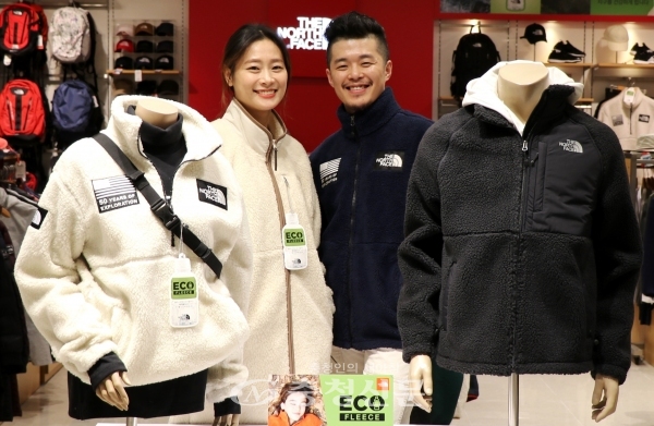 롯데백화점 대전점 직원들이 가을겨울 필수템으로 자리잡은 폴리스 재킷을 선보이고 있다. (사진=롯데쇼핑 제공)