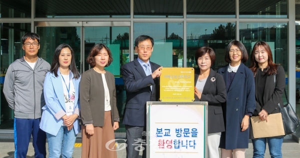 16일 대전광역치매센터는 대전버드내중학교를 치매극복 선도학교로 지정하고 현판전달식을 가졌다.(사진=충남대병원 제공)