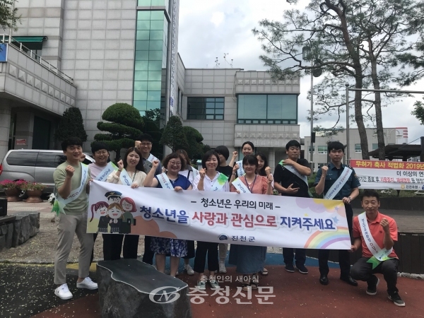㈔한국청소년육성회 진천지구회의 청소년 유해환경 감시 활동이 주민들로부터 큰 호응을 얻고 있다. (사진=진천군 제공)