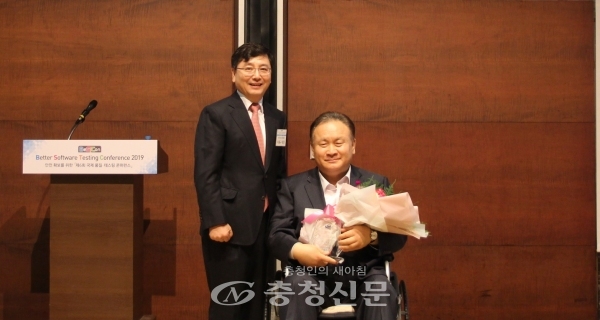 이상민(오른쪽) 의원이 한국소프트웨어산업협회로부터 SW발전대상을 수상했다. (사진=이상민 의원실 제공)