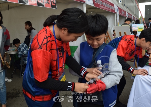 18일 2019년 대전사이언스페스티벌을 찾은 한 학생이 스파이더맨 샷건 만들기 과학체험을 하고 있다.