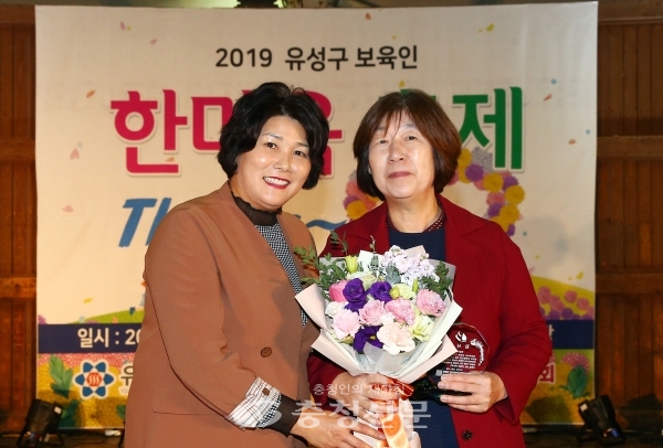 하경옥(오른쪽) 유성구의회 의장이 대전시어린이집연합회 유성구지회로부터 감사패를 받았다. (사진=유성구의회 제공)