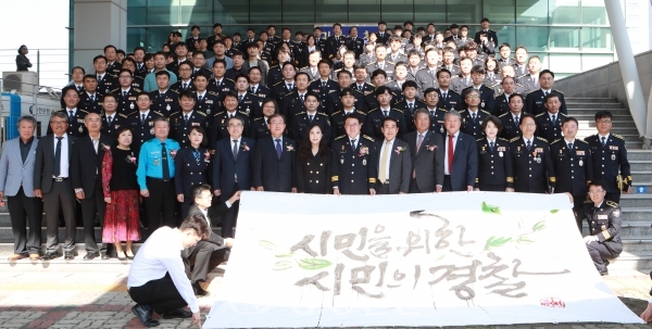 대전경찰청 직원 및 관계자들이 김용원 홀 앞에서 단체 사진을 찍고 있다. (사진=대전청 제공)