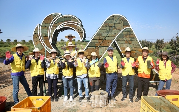 서산시 공보전산담당관실 직원들이 10 1일부터 개최되는 서산 고북 국화축제장을 찾아 봉사활동을 펼쳤다.(사진=류지일 기자)