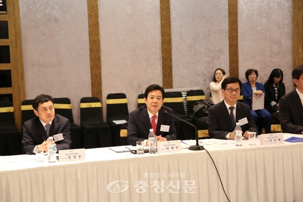 대전지방국세청은 25일 충주상공회의소 회원들과 호텔 더 베이스에서 간담회를 개최했다. (사진=대전지방국세청)