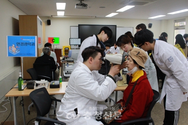 25일 대전보건대학교에서 열린 장애인 건강증진 프로그램에서 검진을 받는 주민들.(사진=중구 제공)