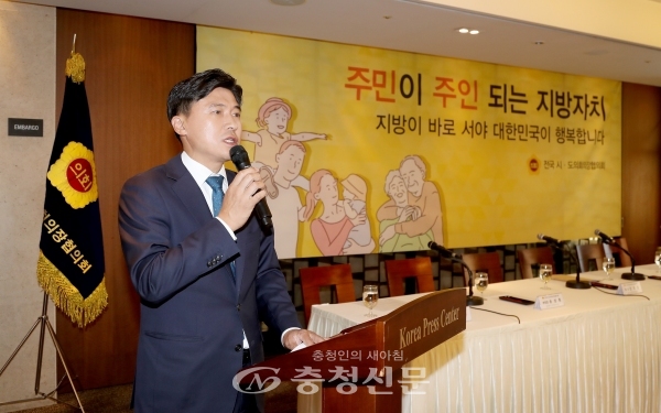 김종천 의장이 전국시도의회의장협의회가 개최한 중앙기자단 간담회에서 질의에 답변하고 있다. (사진=대전시의회 제공)