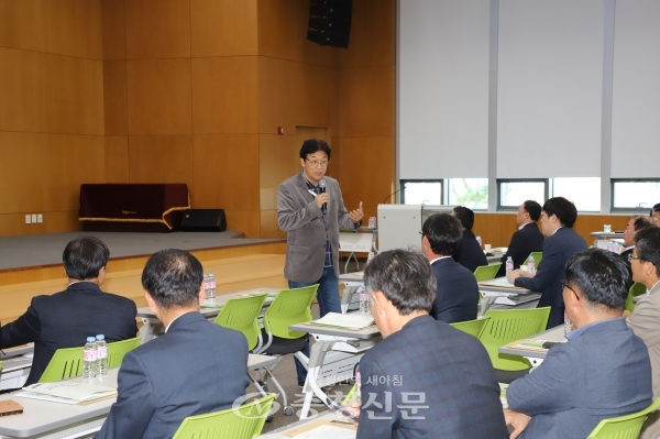 충남농협은 30일 농축협 사업추진 경영전략회의를 개최했다.