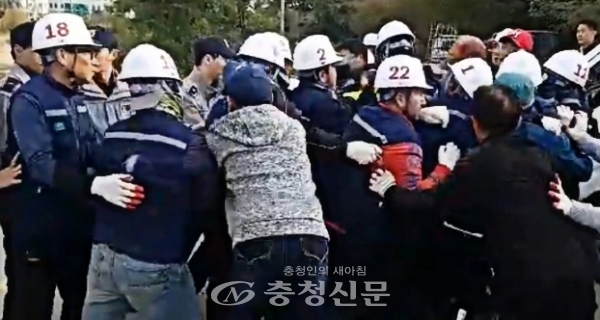 공사장으로 들어서는 작업자 20여 명과 맞서 몸싸움을 벌이고 있는 직산 주민들. (사진=장선화 기자)