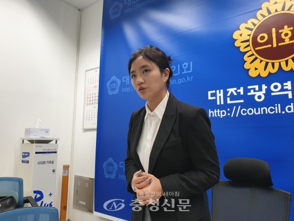 김소연 대전시의원이 4일 시의회 기자실을 찾아 우승호 의원에 대한 징계요구를 촉구하고 나섰다. (사진=이성현 기자)