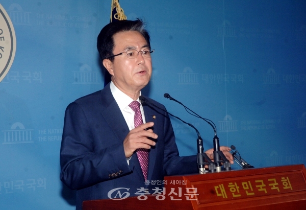 자유한국당 김태흠 의원이 국회 정론관에서 5일 기자회견을 갖고 3선 이상 중진들의 용퇴를 촉구했다.(사진=최병준 기자)