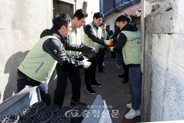 8일 김상균 한국철도시설공단 이사장(왼쪽 2번째)이 직원들과 함께 대전 동구지역 가정에 연탄을 나누고 있다. (사진=한국철도시설공단 제공)