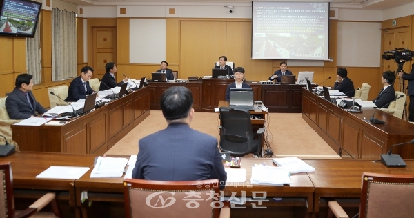대전시의회 산업건설위원회가 8일 시 과학산업국을 대상으로 행정사무감사를 펼치고 있다. (사진=대전시의회 제공)