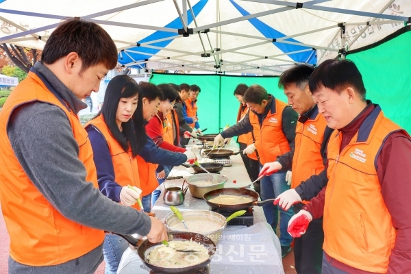 대전시청공무원노동조합이 10일 대전역 동광장에서 무료급식 봉사활동을 펼쳤다.(사진=대전시 제공)
