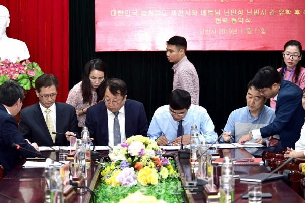 이상천 제천시장(왼쪽 두번째)과 베트남 닌빈 시장, ADM21 관계자 등이 협약서에 서명하고 있다. (사진=제천시 제공)