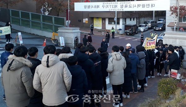14일 오전 7시, 추운 날씨에도 불구하고 대전 동대전고 정문 근처는 수험생들을 응원하기 위해 나온 여러 고등학교 재학생들로 북적였다.(사진=황천규 기자)