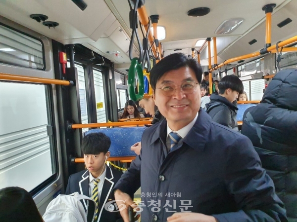 이춘희 세종시장이 15일 초미세먼지 위기대응 훈련에 동참, 버스를 타고 출근했다.(사진=세종시 제공)