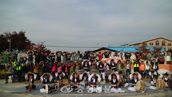 15일 증평 죽리초 사물공연팀이 마을 어르신을 위해 ‘죽리 마을 버스킹 공연’을 펼쳤다. (사진=죽리초등학교 제공)