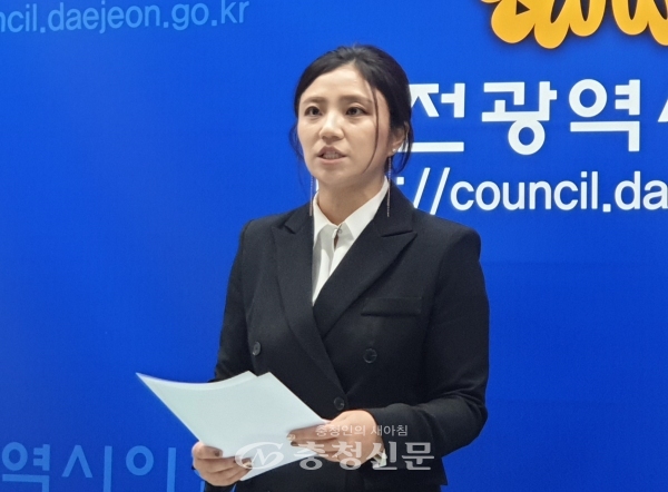 19일 시의회 기자실에서 긴급 기자회견하는 김소연 대전시의원. (사진=이성현 기자)