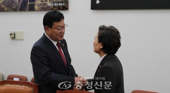 김현미(오른쪽) 국토부 장관 만나는 이은권 의원. (사진=이은권 의원실 제공)