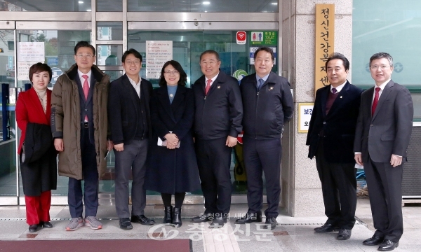 서구정신건강복지센터를 방문한 서구의회 의원들. (사진=서구의회 제공)