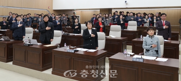 대전 동구의회 의원들 및 집행부 관계자들이 국민의례를 하고 있다. (사진=동구의회 제공)