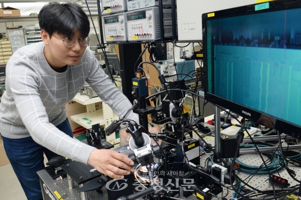 한국전자통신연구원은 모바일 백홀망과 소형 메트로망에서 1초에 200기가 데이터를 보낼 수 있는 세계 최소형 크기의 광 트랜시버와 관련 기술을 개발했다고 26일 밝혔다. (사진=ETRI)