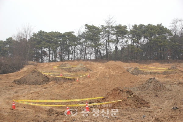 지난 3월 증평읍 연탄리 밭에서 쓰레기를 퍼낸 구덩이에 재난안전선이 설치돼있다. (사진=김정기 기자)