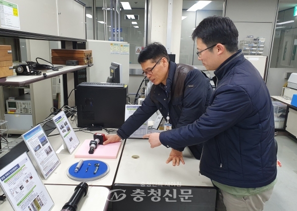 한국전자통신연구원(ETRI)는 제4차산업혁명 핵심 기술 중 하나인 드론에 초분광(超分光) 기술이 들어간 카메라를 탑재, 대청호 녹조를 원격 탐사하는데 성공했다고 밝혔다. (사진=ETRI)